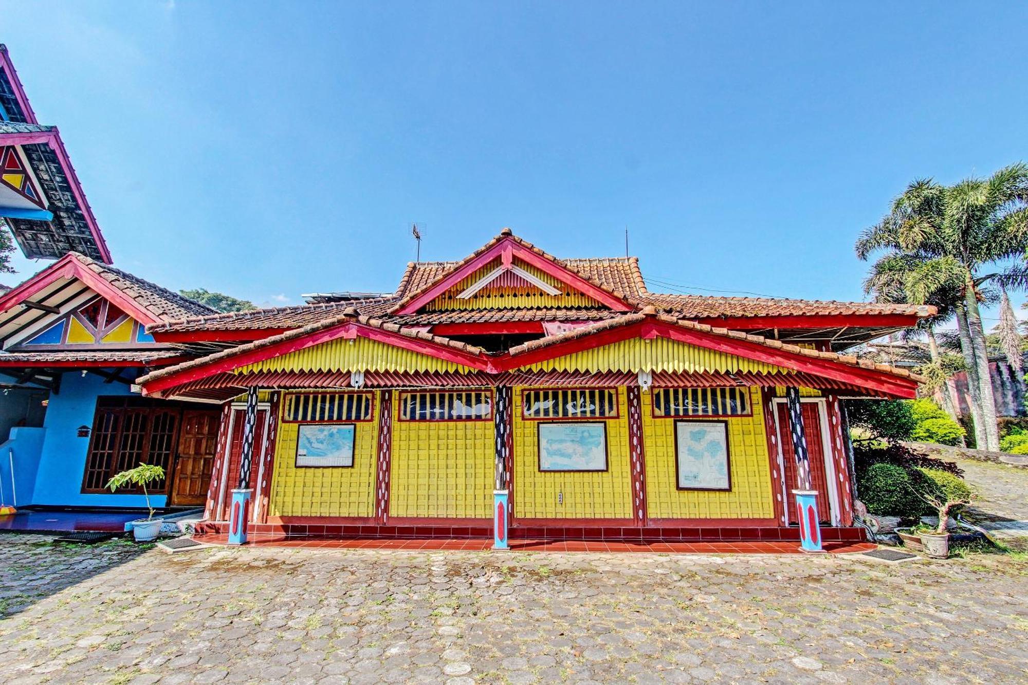 Capital O 91644 Loka Hause Hotel Salatiga Exterior photo