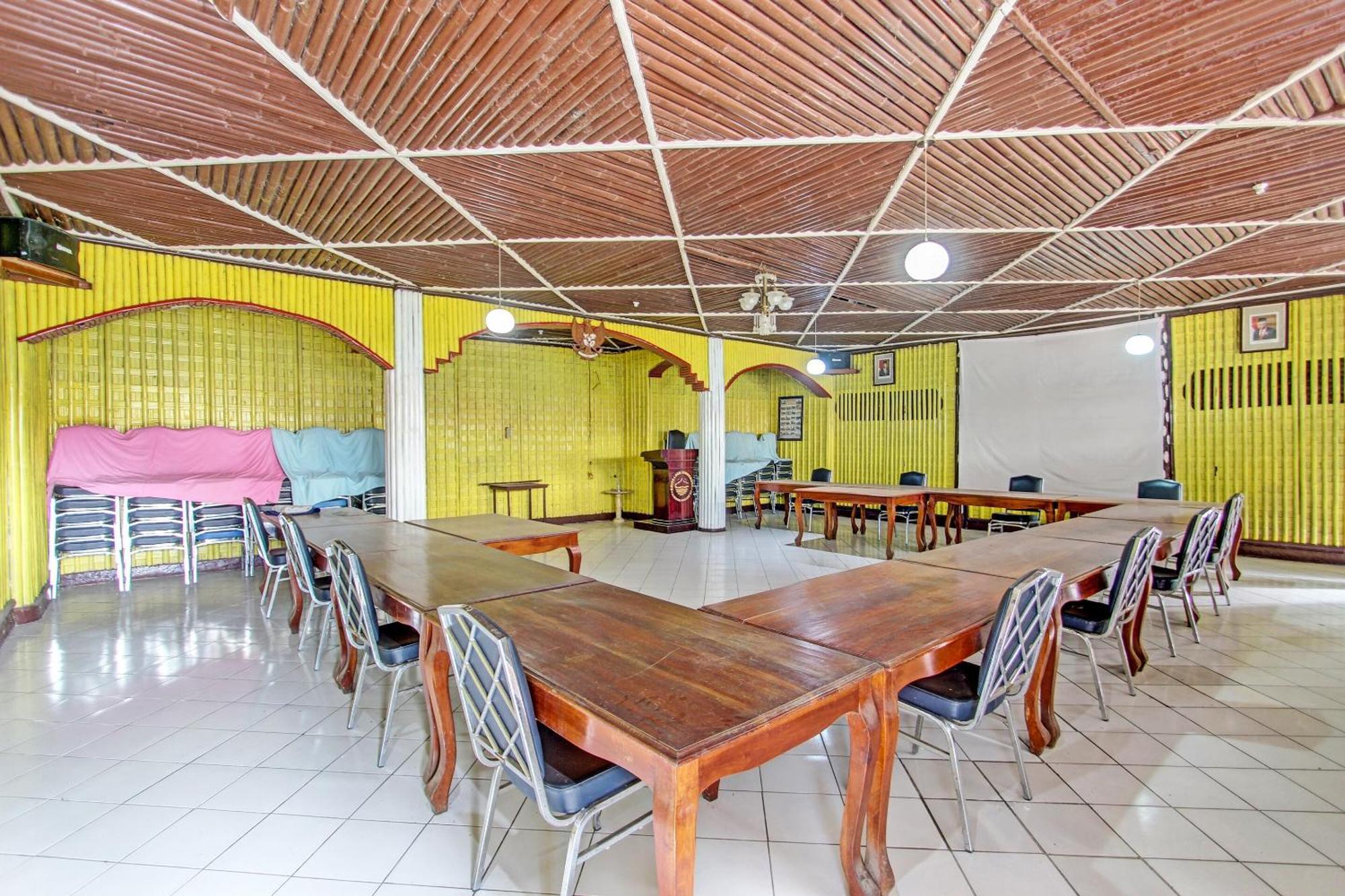 Capital O 91644 Loka Hause Hotel Salatiga Exterior photo